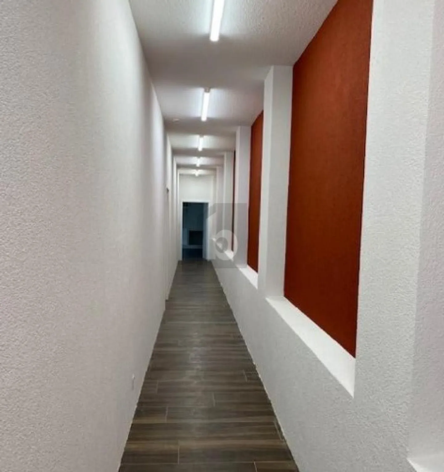 EMPLACEMENT CENTRAL AVEC EXPANSION MODERNE - Photo 2 sur 4