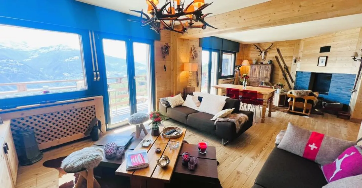 AT THE SEASON: Magnificent 4.5 rooms renovated - Extraordinary panoramic view - Well located - Quiet place - Photo 1 of 19