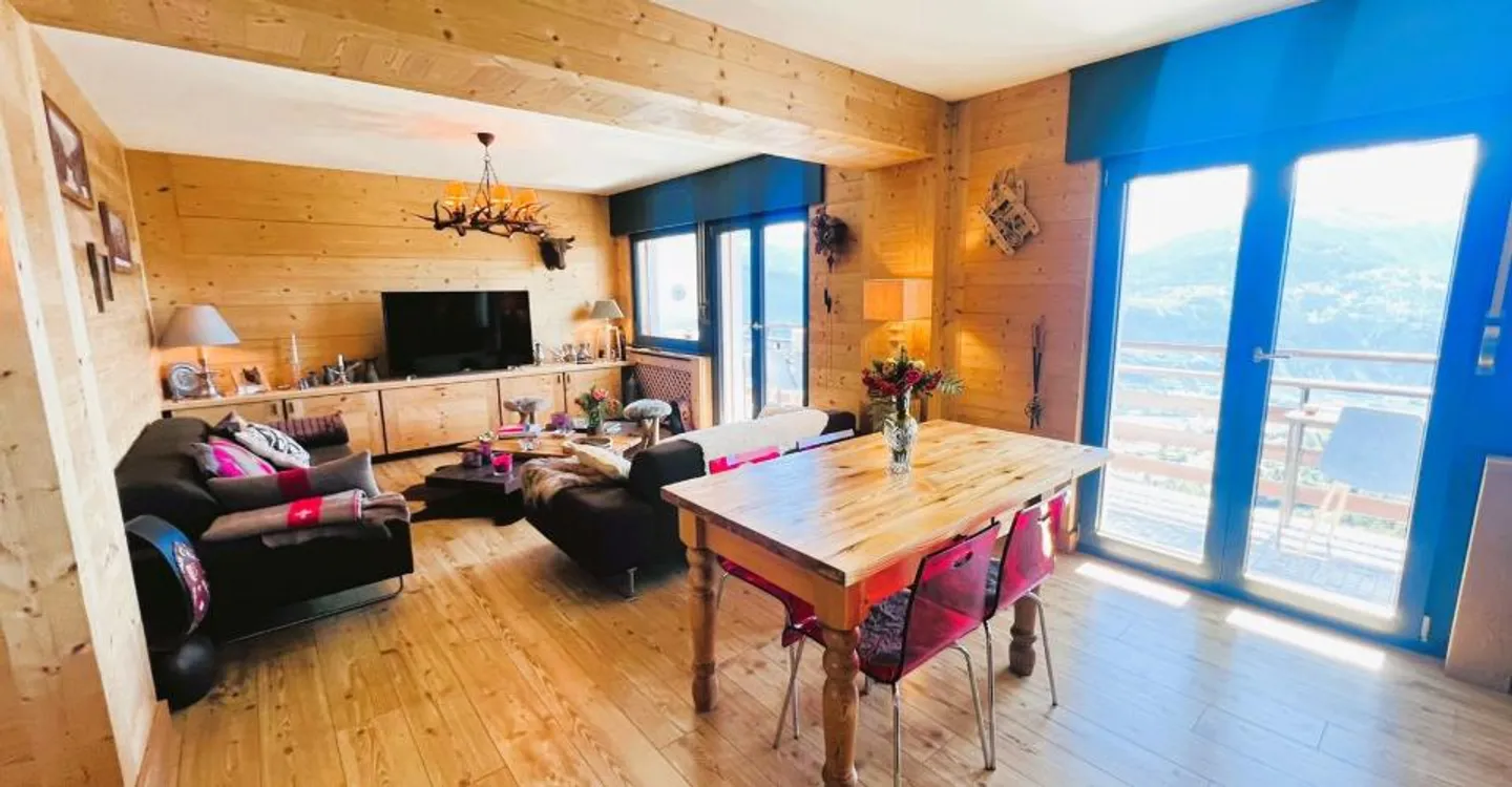 AT THE SEASON: Magnificent 4.5 rooms renovated - Extraordinary panoramic view - Well located - Quiet place - Photo 2 of 19