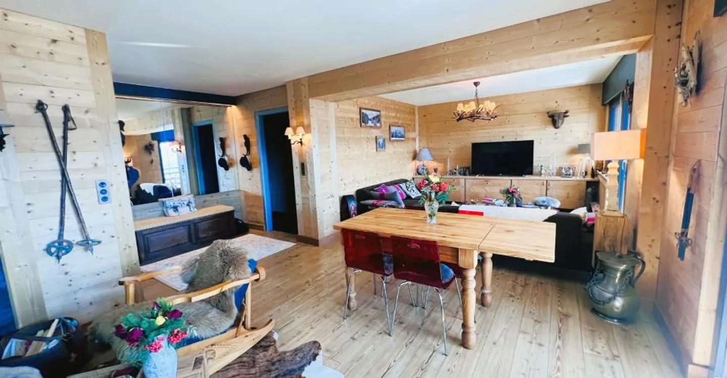 AT THE SEASON: Magnificent 4.5 rooms renovated - Extraordinary panoramic view - Well located - Quiet place - Photo 3 of 19