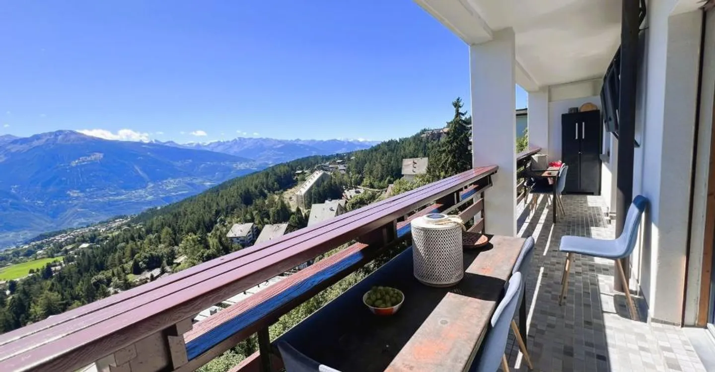 AT THE SEASON: Magnificent 4.5 rooms renovated - Extraordinary panoramic view - Well located - Quiet place - Photo 17 of 19