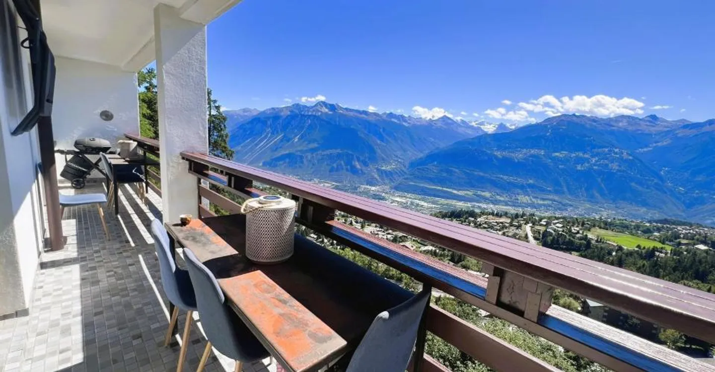 AT THE SEASON: Magnificent 4.5 rooms renovated - Extraordinary panoramic view - Well located - Quiet place - Photo 18 of 19