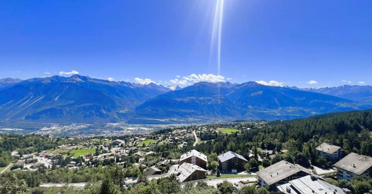 AT THE SEASON: Magnificent 4.5 rooms renovated - Extraordinary panoramic view - Well located - Quiet place - Photo 19 of 19