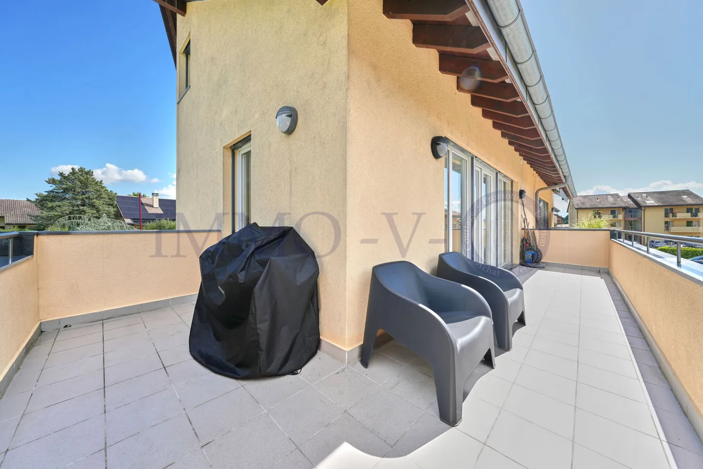 SPACIEUX ET LUMINEU EN DUPLEX AVEC BALCON-TERRASSE - Photo 2 sur 9