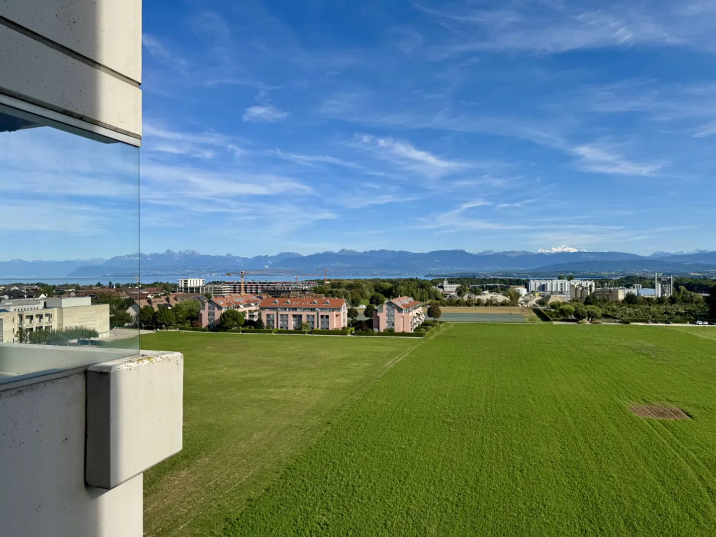 Bellissimo appartamento ristrutturato con grande balcone e vista sul lago e sulle Alpi - Foto 1 di 8