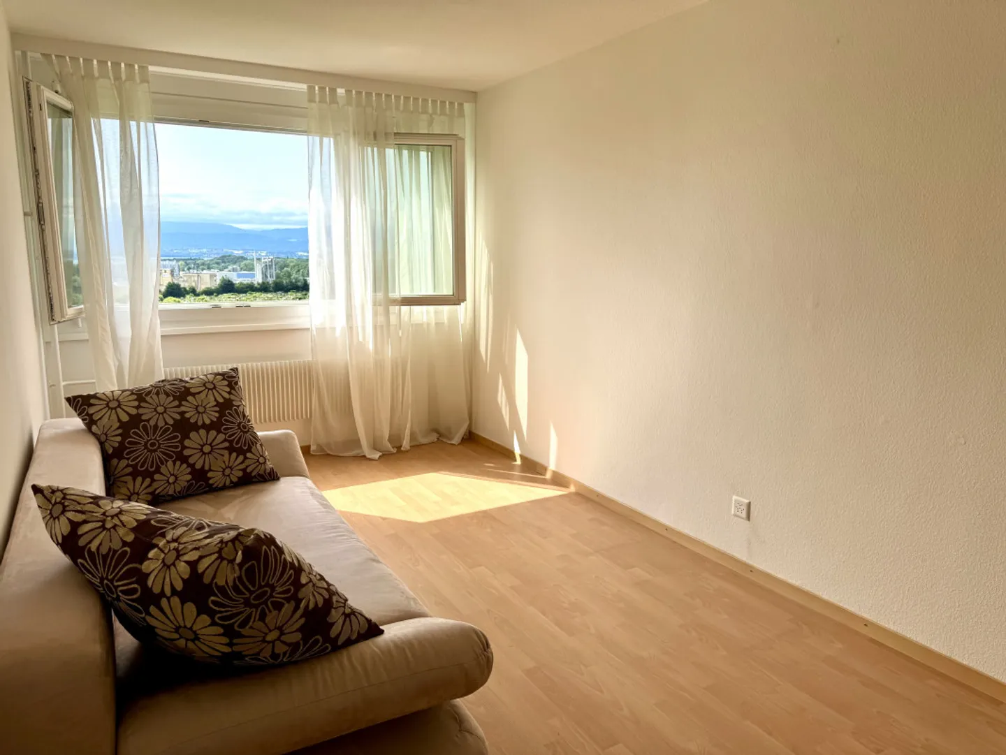 Bellissimo appartamento ristrutturato con grande balcone e vista sul lago e sulle Alpi - Foto 8 di 8