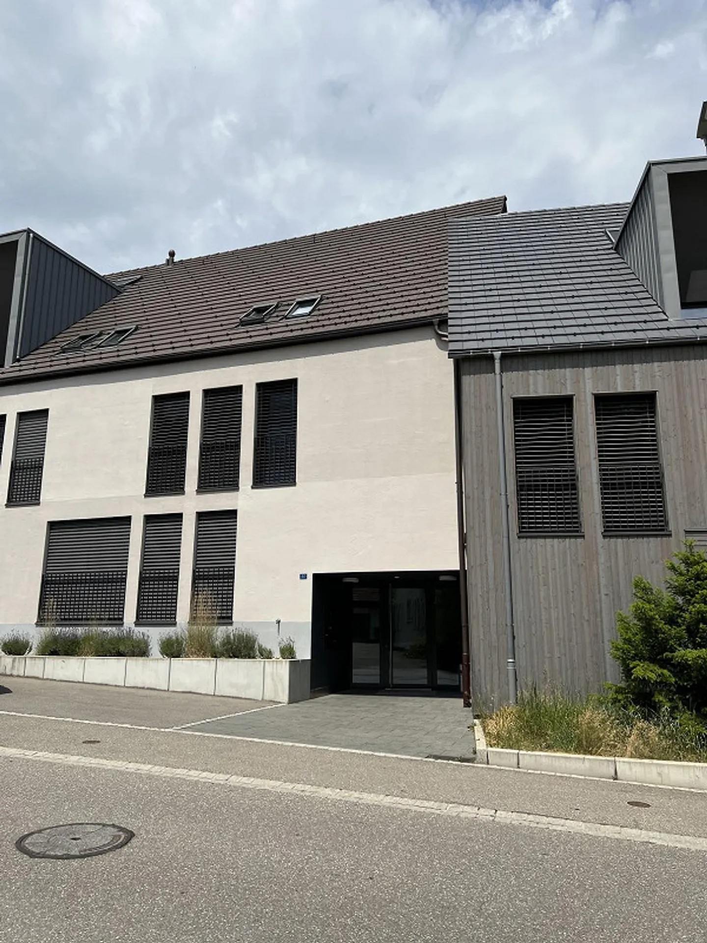 Modern 2.5-room apartment in the old village center - Photo 1 of 8