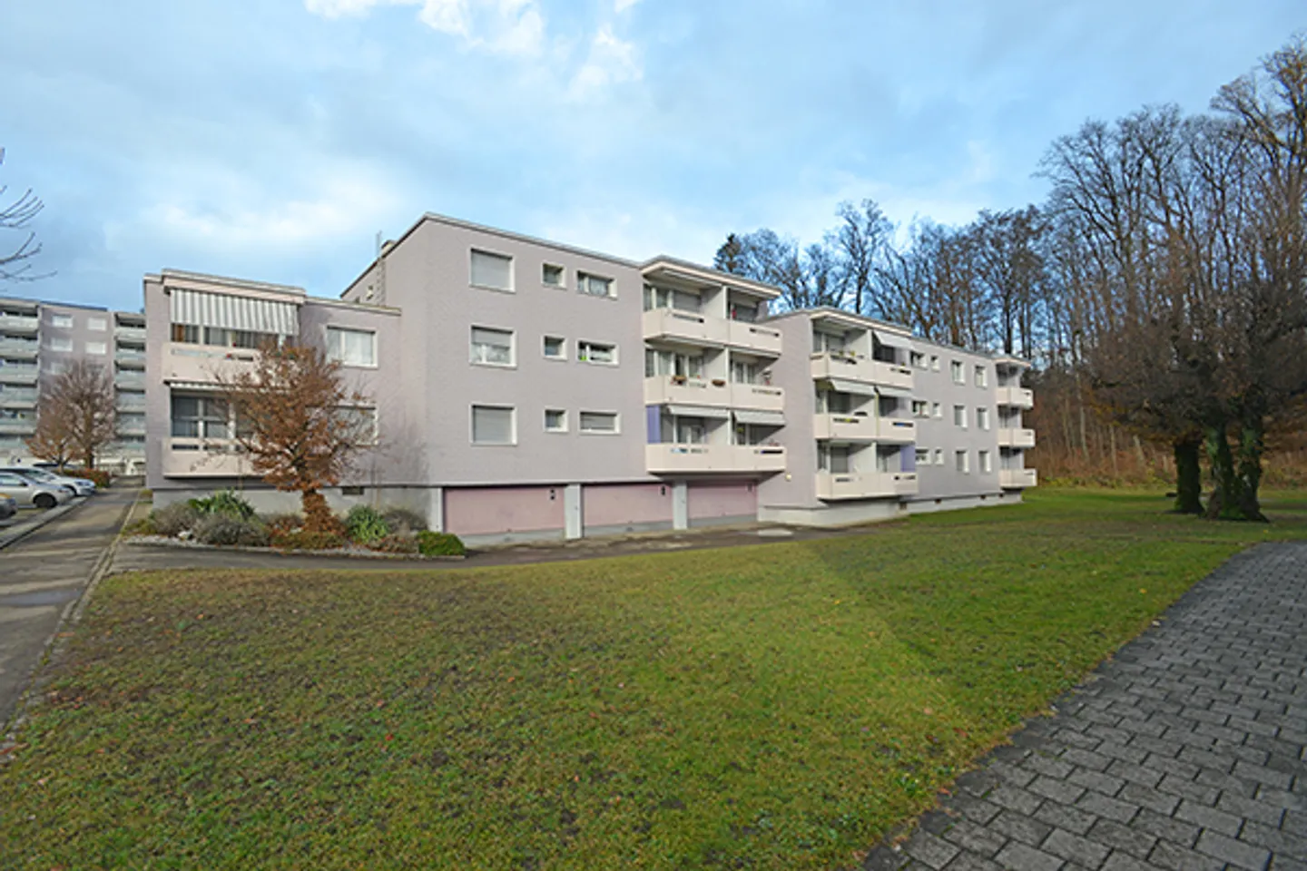 A garage space is available for rent in Effretikon starting immediately. - Photo 1 of 1