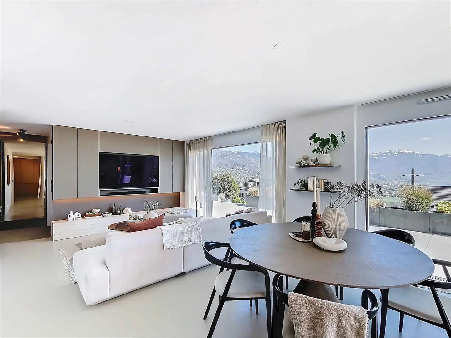 Magnificent individual villa with a view of the lake and mountains - Photo 3 of 12