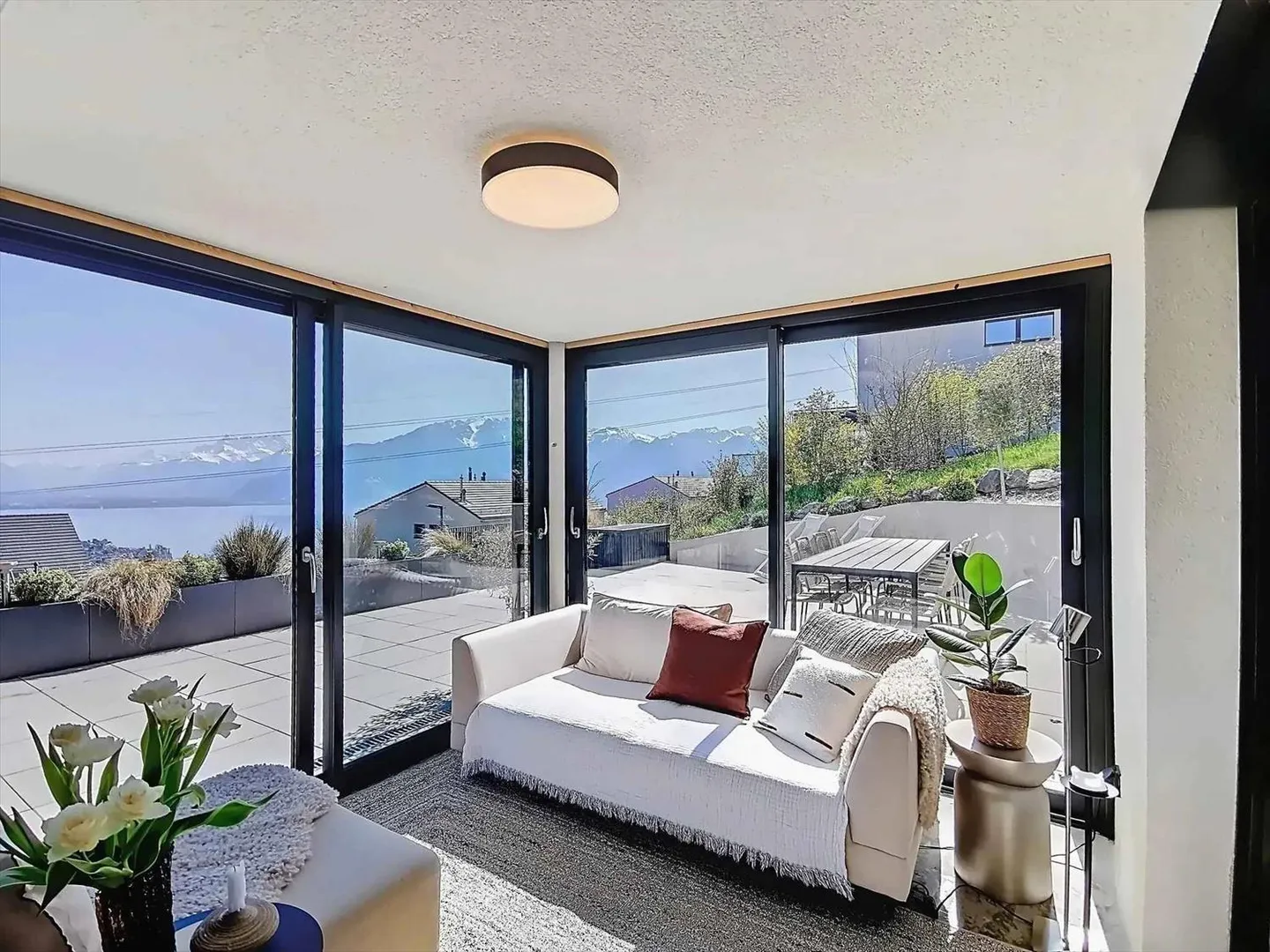 Magnificent individual villa with a view of the lake and mountains - Photo 4 of 12