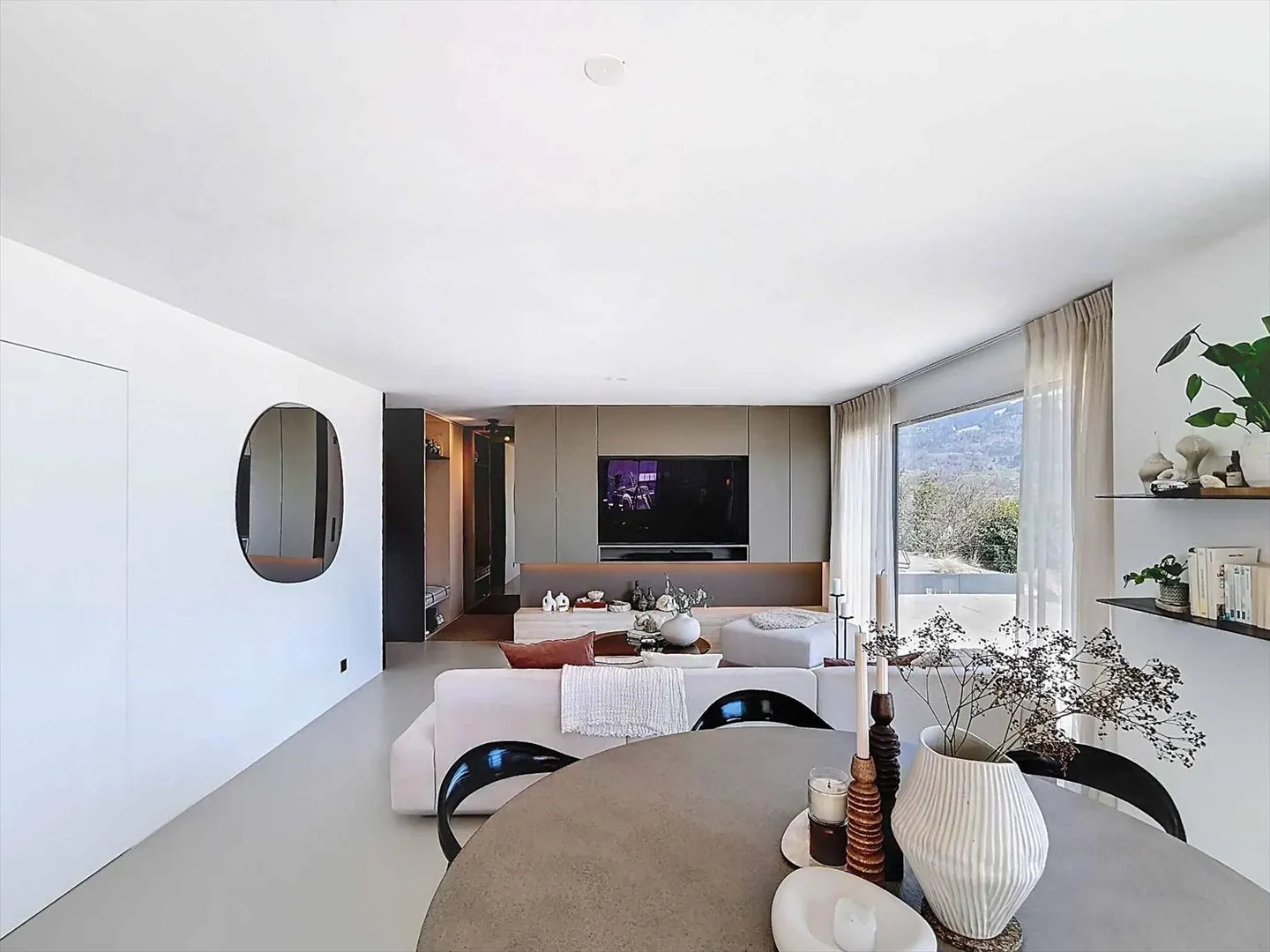 Magnificent individual villa with a view of the lake and mountains - Photo 5 of 12