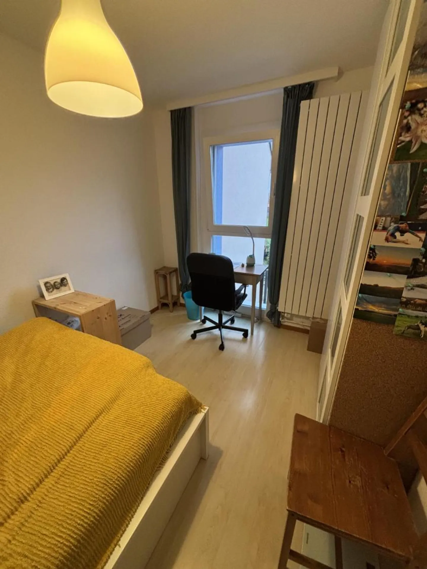 Camera in una casa residenziale - Foto 1 di 4