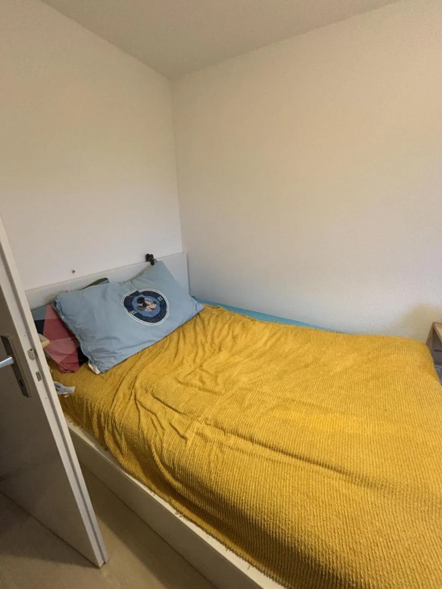 Camera in una casa residenziale - Foto 2 di 4