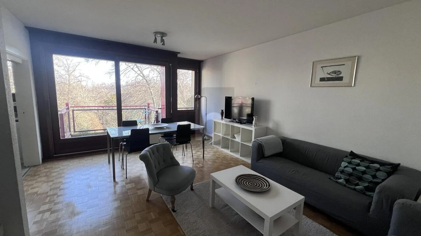 SPACIOUS, QUIET & CLOSE TO THE LAKE - Photo 2 of 6