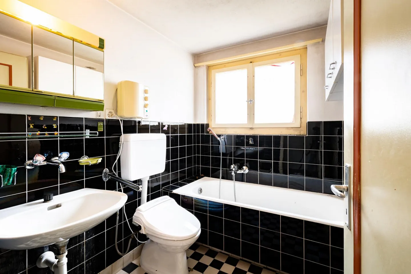 Spacious plot with older single-family house - Photo 9 of 18