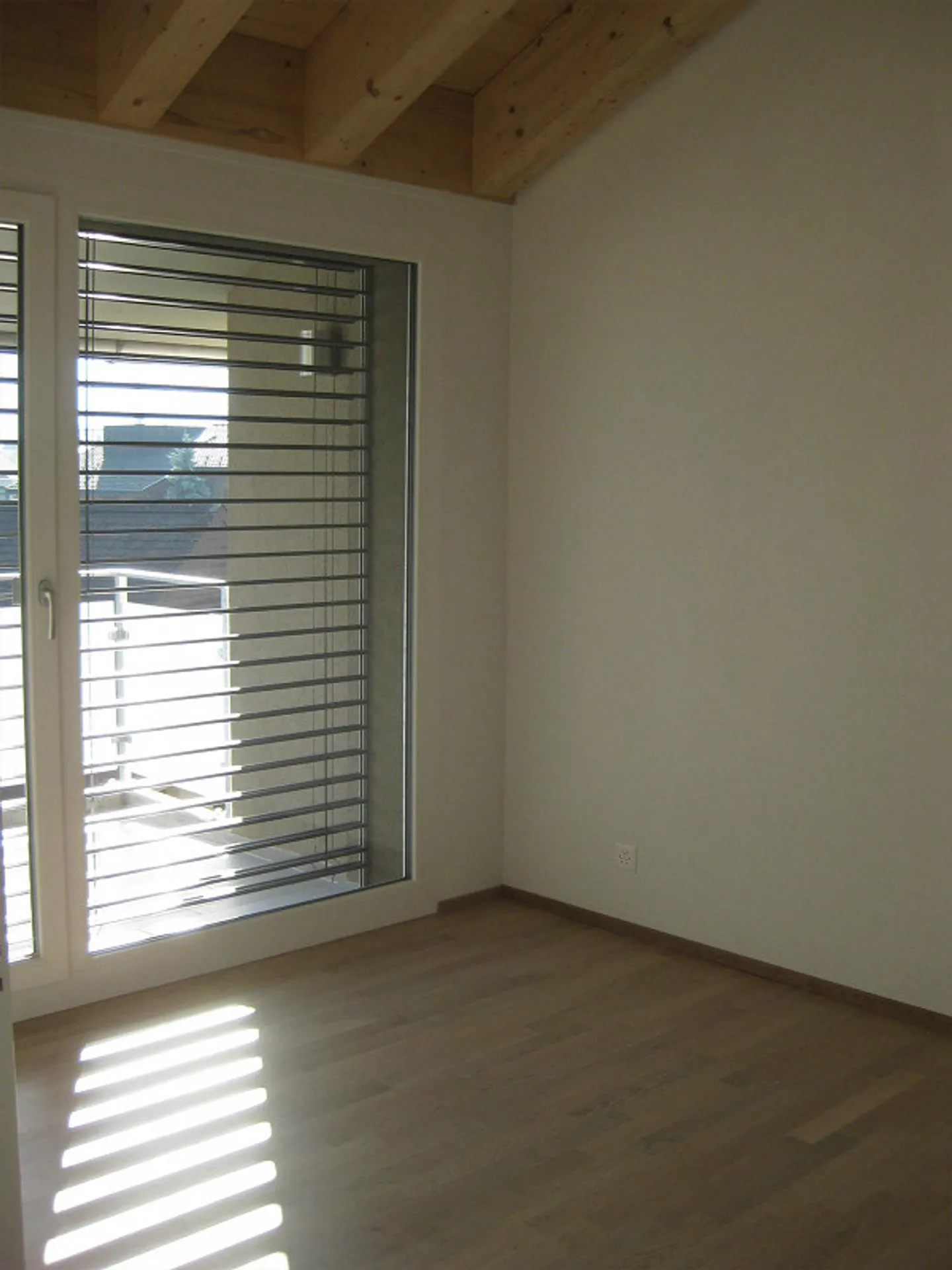 Sunny 2.5-room attic apartment with balcony - Photo 3 of 4
