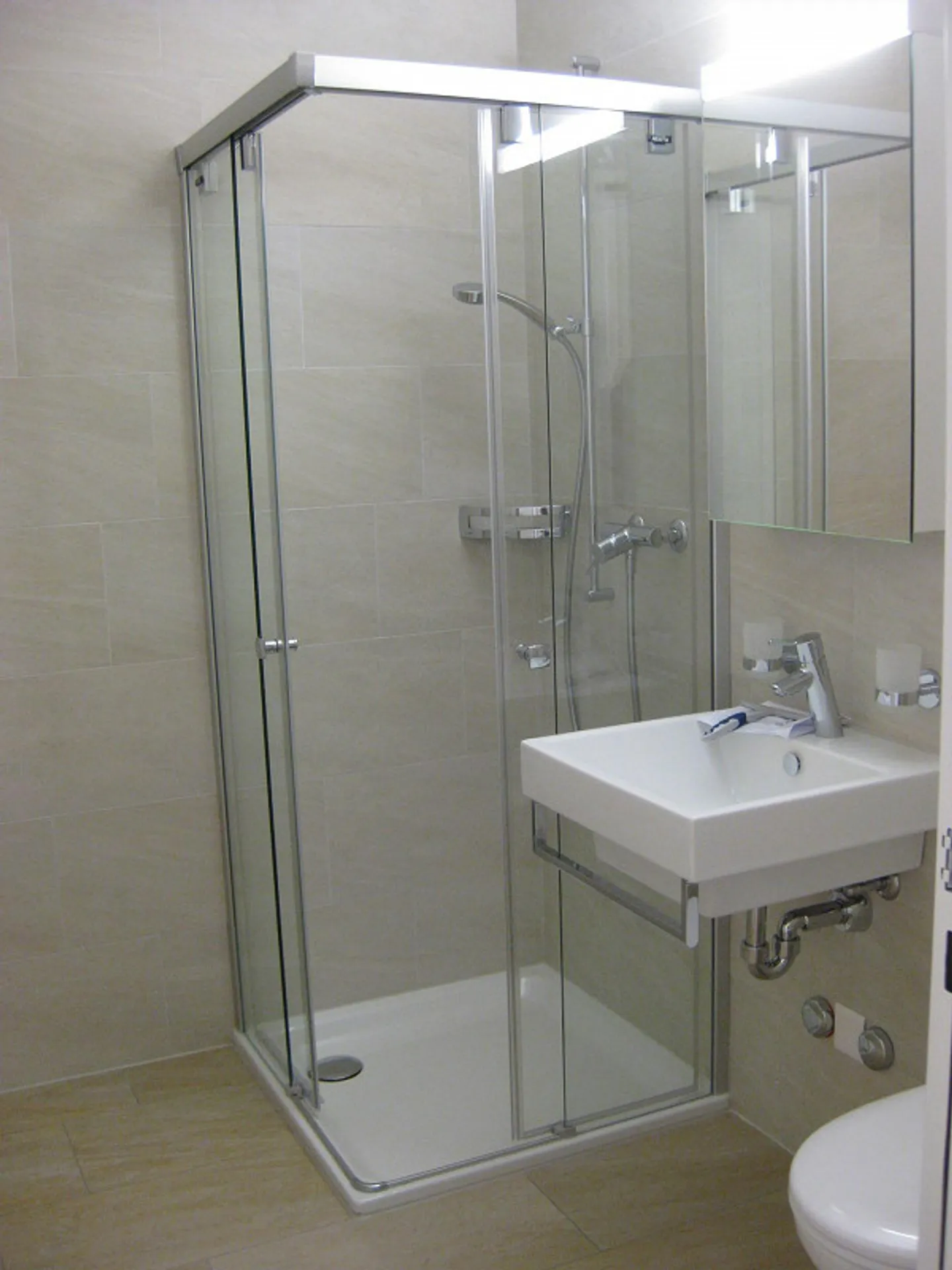 Sunny 2.5-room attic apartment with balcony - Photo 4 of 4