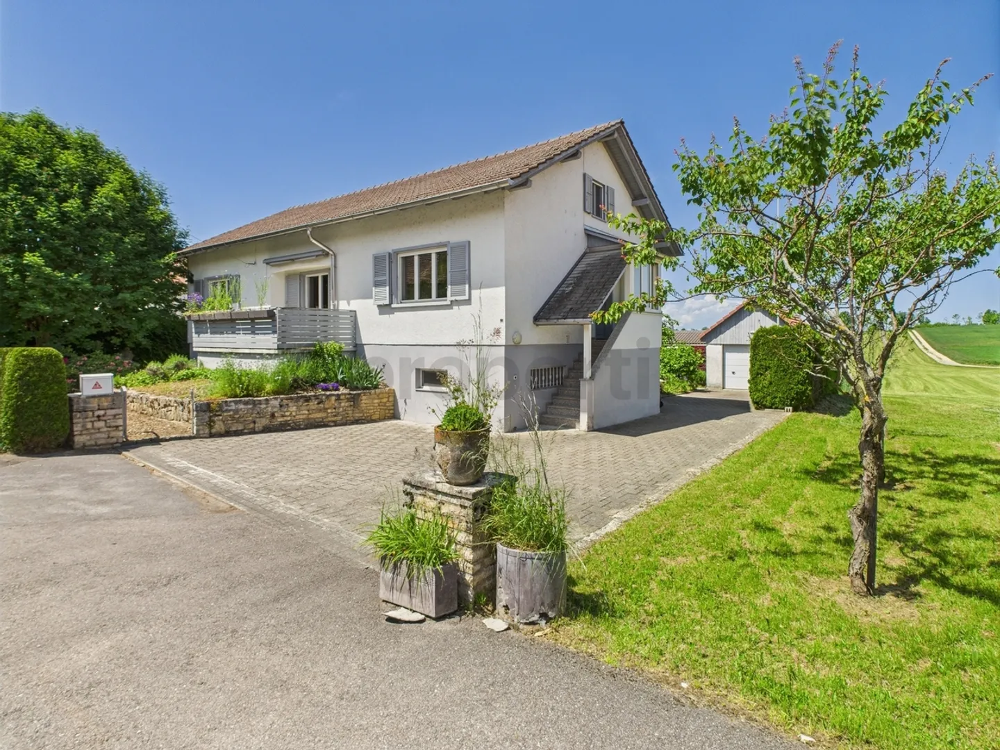 Charmantes Einfamilienhaus mit Gästehaus, Garten und Garage in ruhiger Lage in Pleigne - Foto 1 von 13