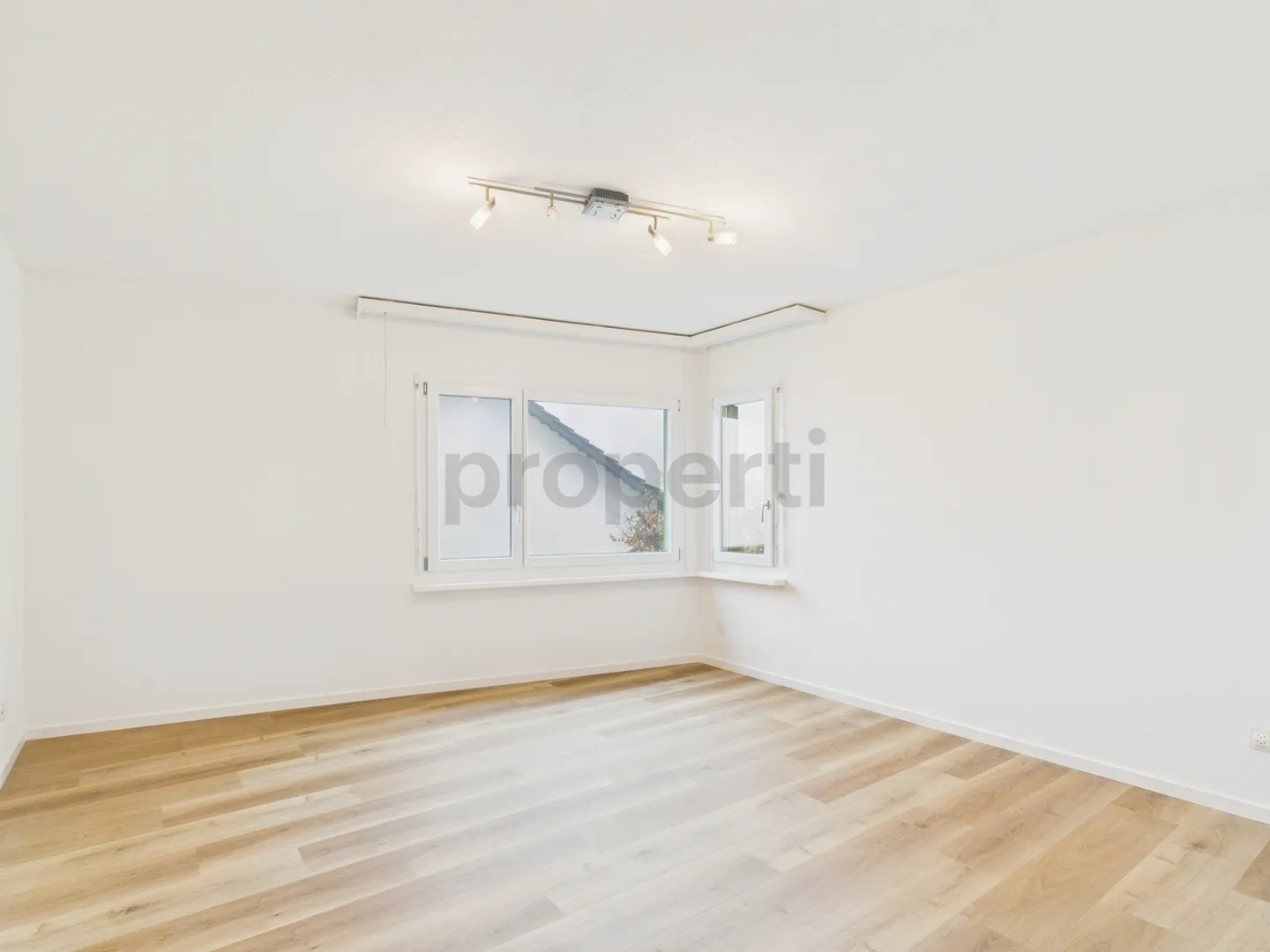 Sunny garden seating area, cozy fireplace and freshly renovated kitchen and bathroom - Photo 5 of 13