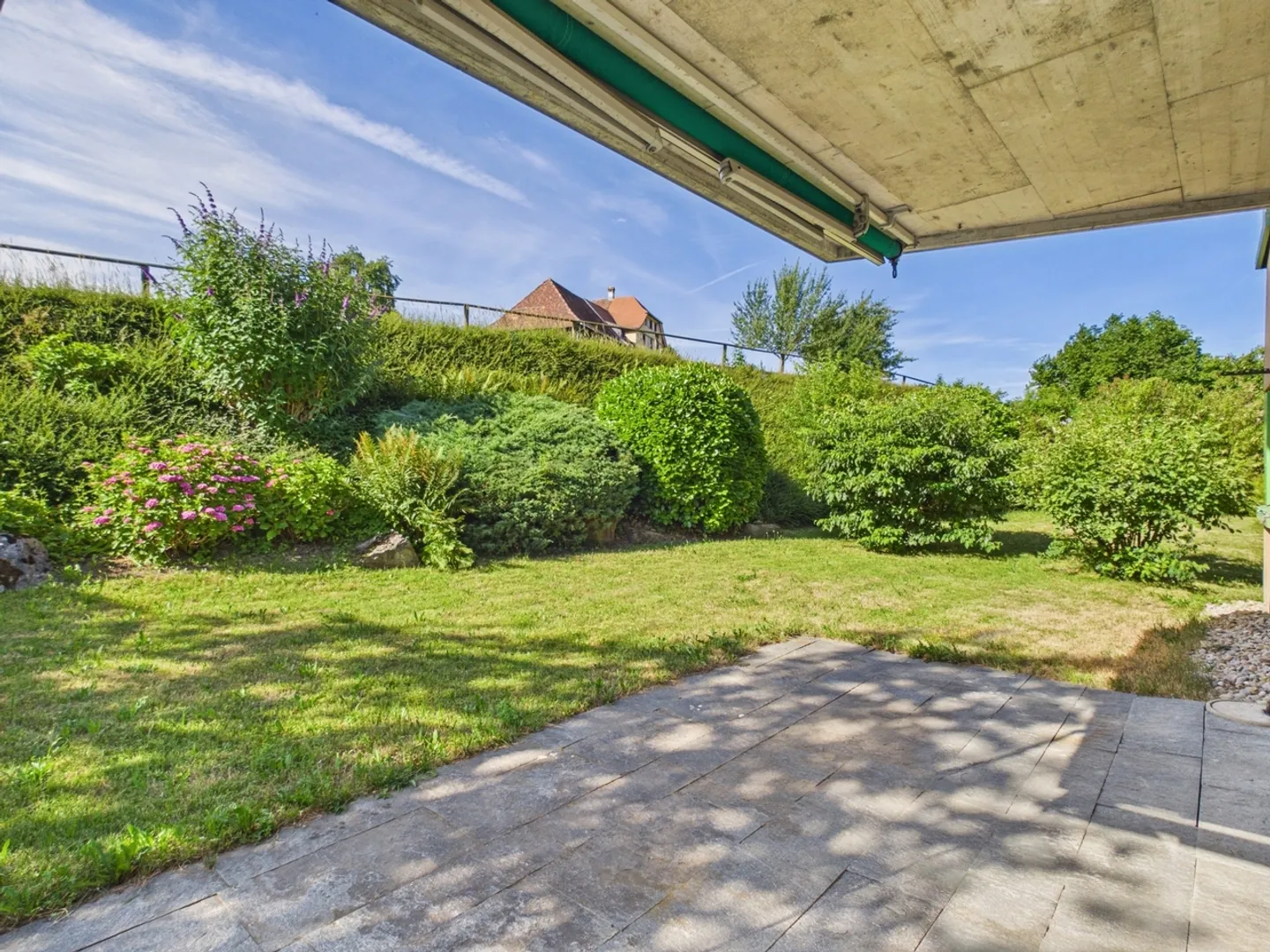 Sunny garden seating area, cozy fireplace and freshly renovated kitchen and bathroom - Photo 11 of 13