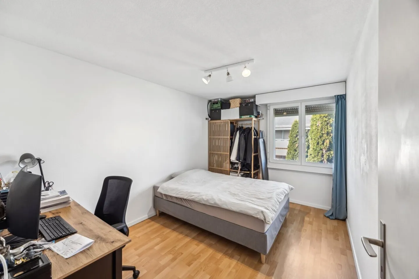 Sunny apartment with a view of the Bernese Alps - Photo 2 of 9