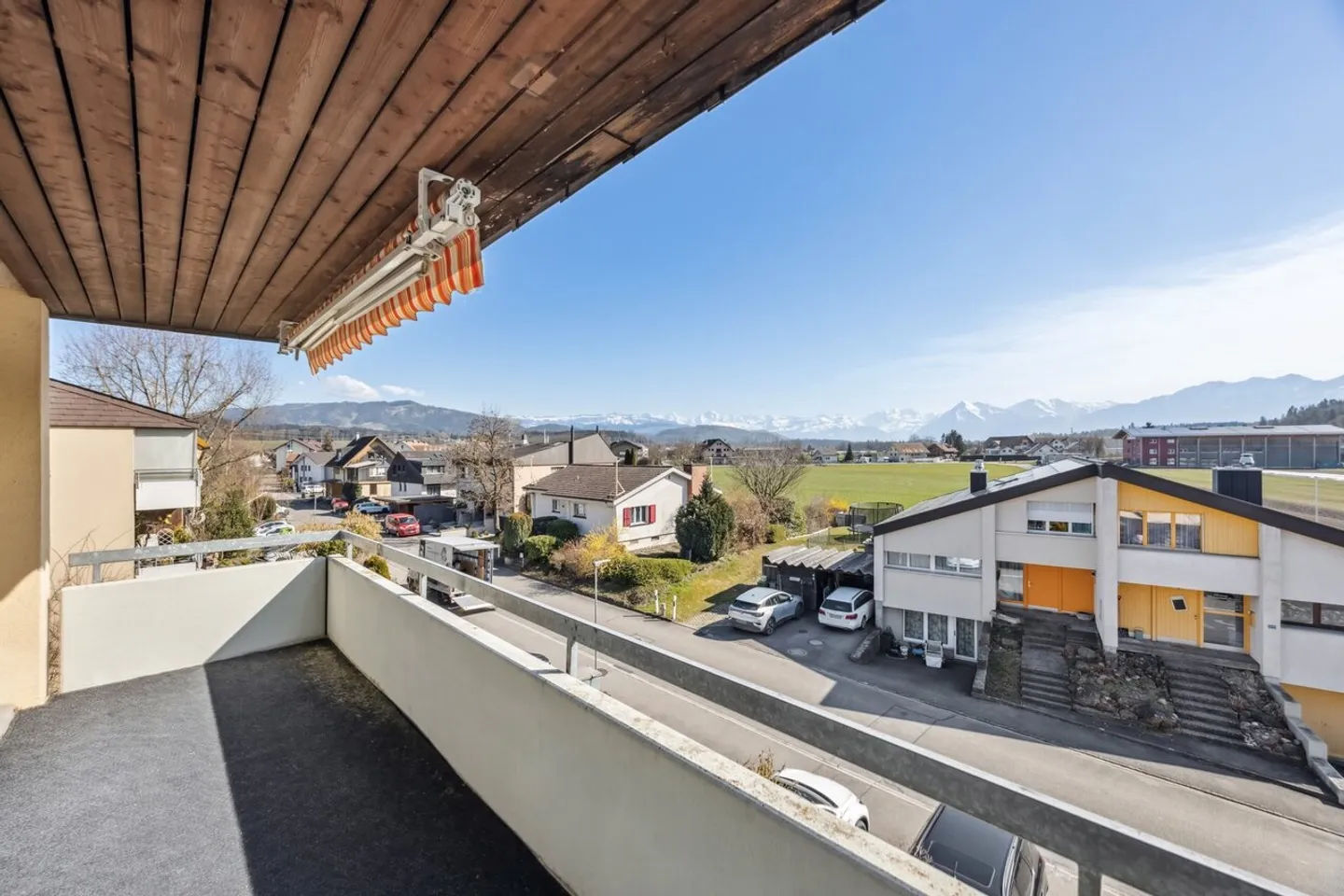 Sunny apartment with a view of the Bernese Alps - Photo 5 of 9