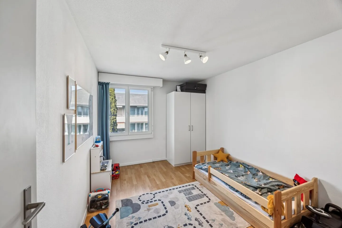 Sunny apartment with a view of the Bernese Alps - Photo 7 of 9