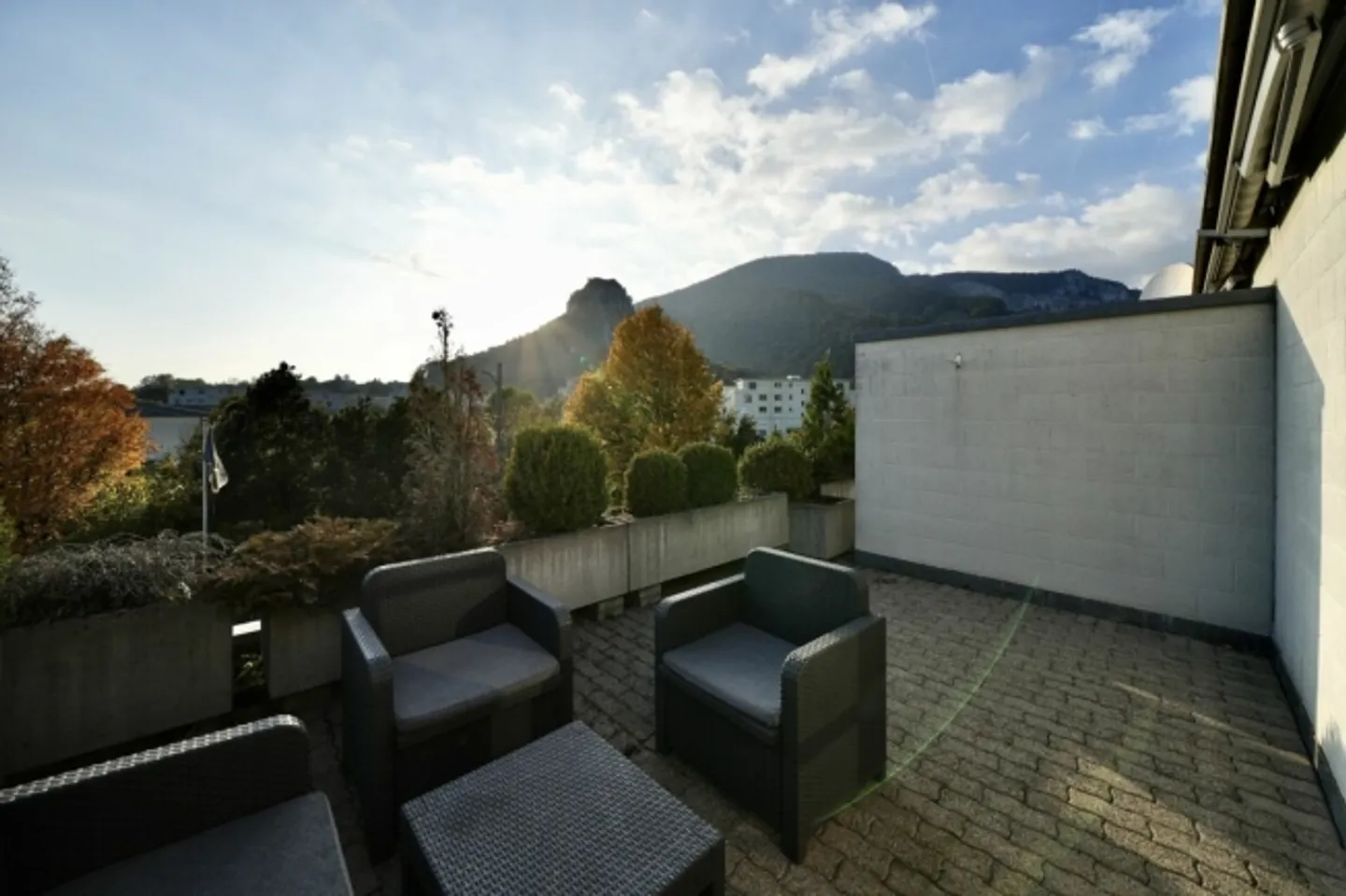 GRANDE CASA A SCHIERA CON UNA VISTA DA SOGNO SULLE ROVINE DEL CASTELLO - Foto 1 di 9