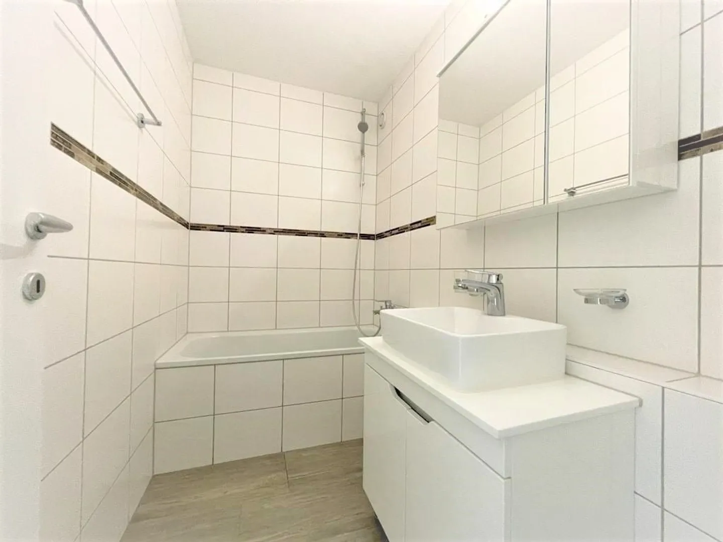 Moderno appartamento di 3,5 stanze con vista sulle montagne a Bellach - Foto 9 di 11