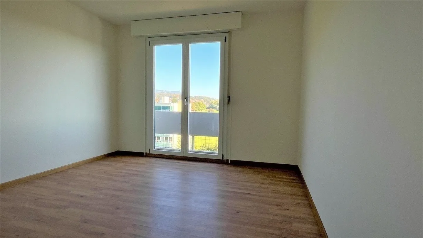 Moderno appartamento di 3,5 stanze con vista sulle montagne a Bellach - Foto 7 di 11