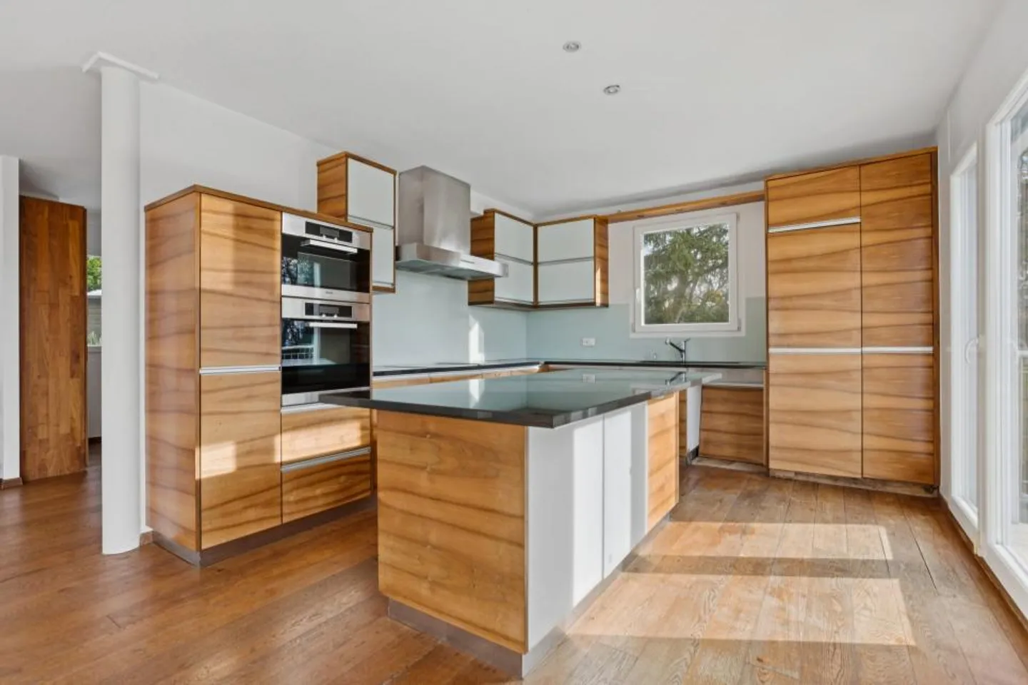 Schönes Anwesen auf einem wunderschönen Grundstück mit Pool - Foto 4 von 10