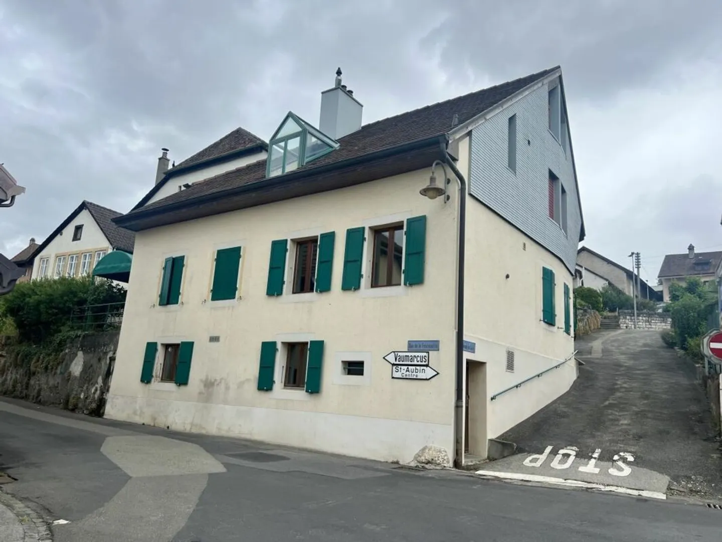 Fienile di villaggio con 2 appartamenti a Sauges con vista parziale sul lago - Foto 1 di 5
