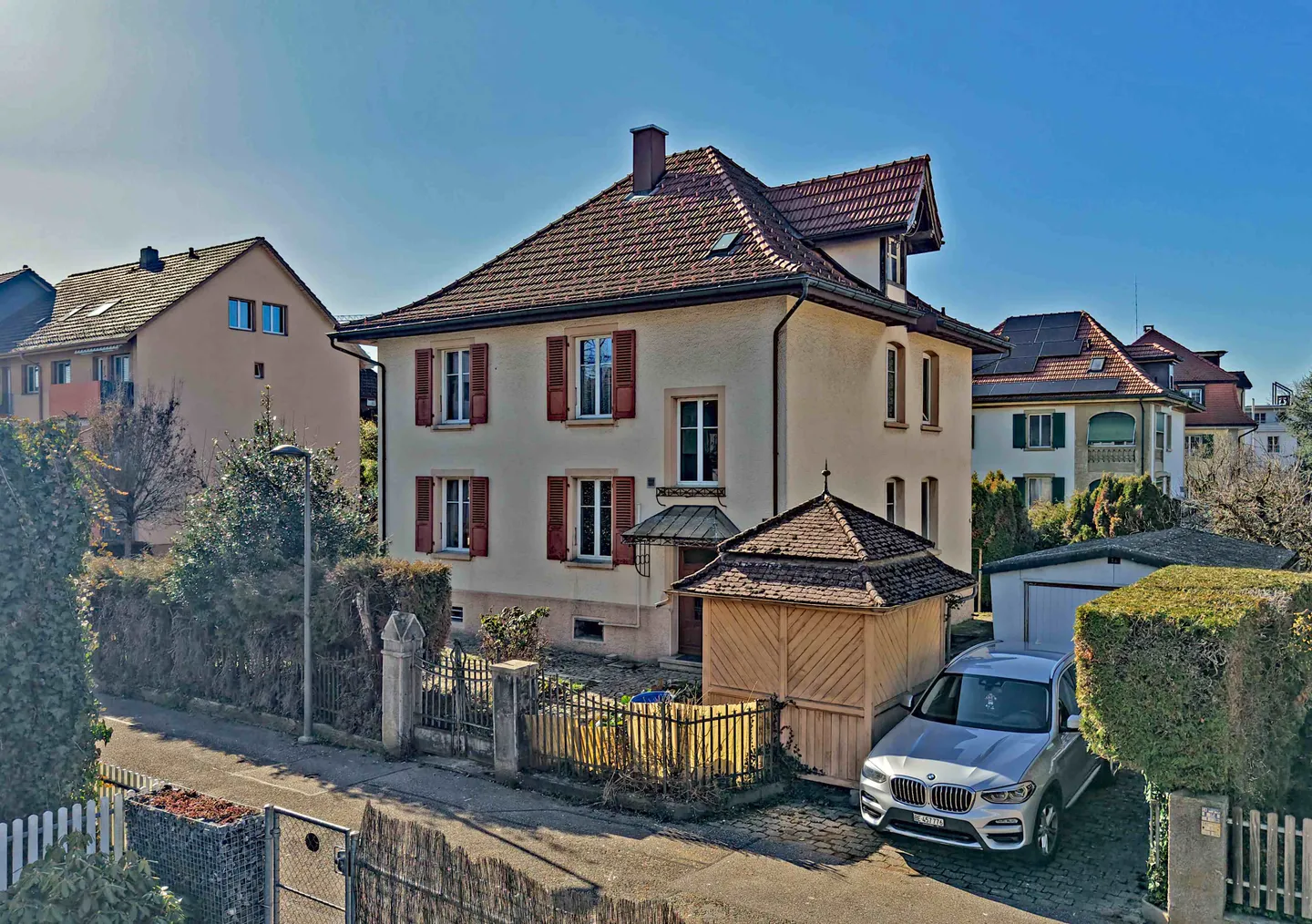 The historic house with a huge garden in an ideal location, so large that two apartments are possible - Photo 1 of 23