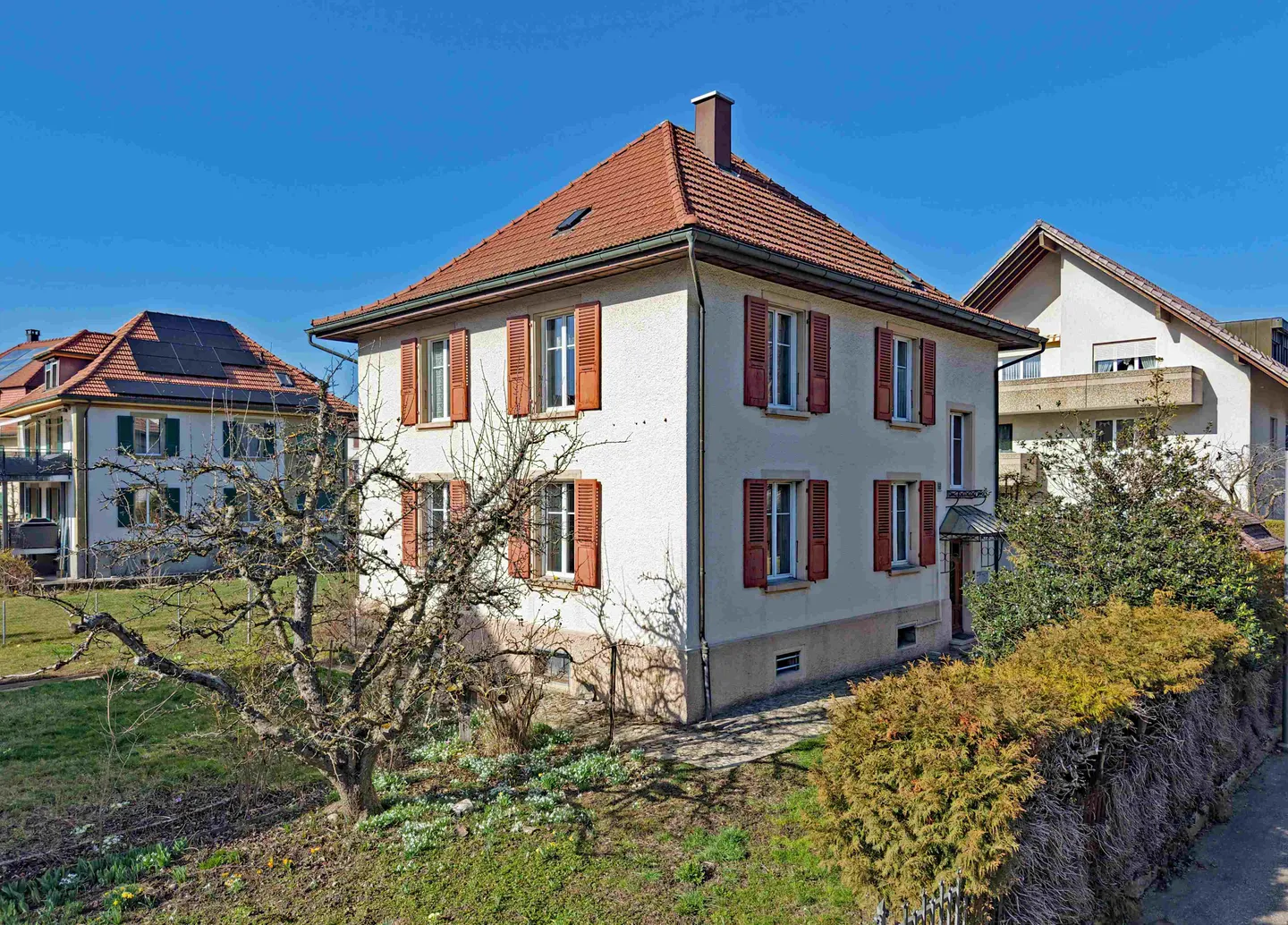 The historic house with a huge garden in an ideal location, so large that two apartments are possible - Photo 2 of 23