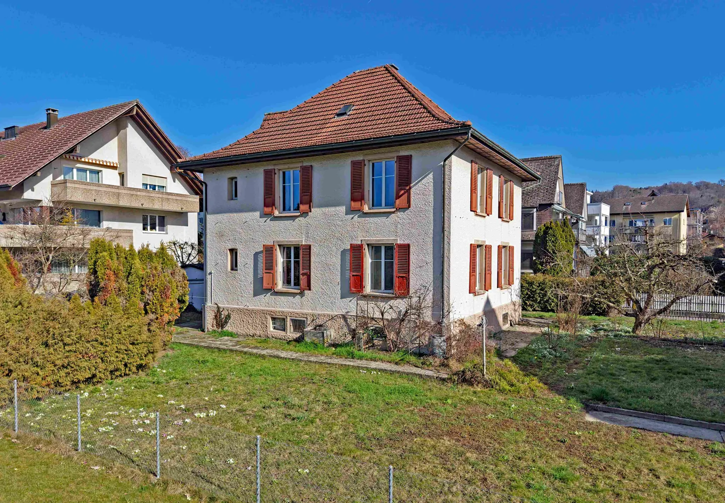 The historic house with a huge garden in an ideal location, so large that two apartments are possible - Photo 3 of 23