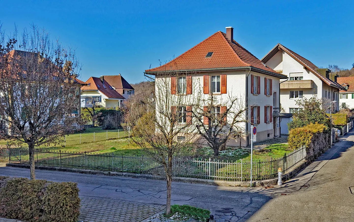 The historic house with a huge garden in an ideal location, so large that two apartments are possible - Photo 4 of 23