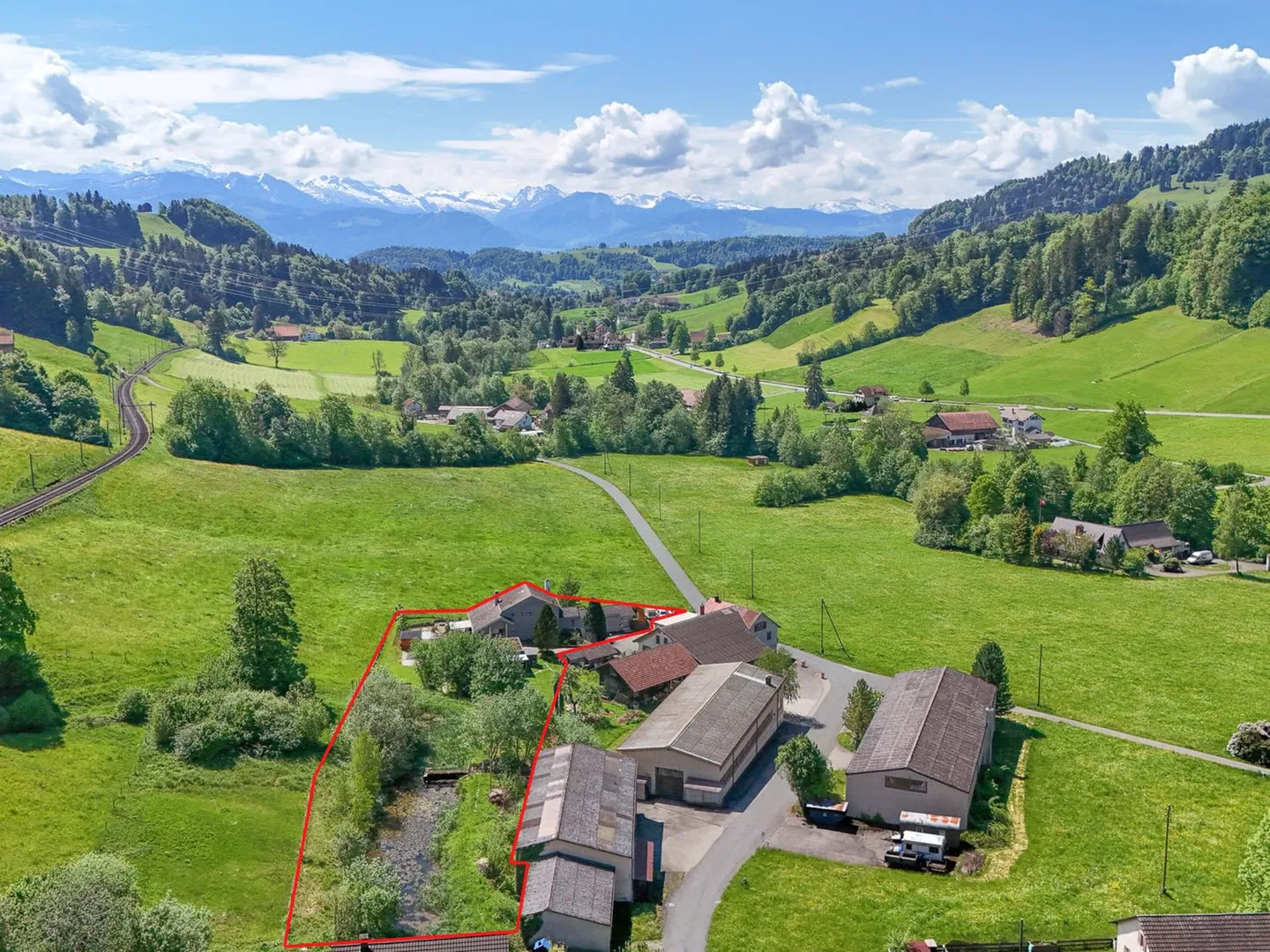 Exclusive Country House Idyl with 3,874 m² of Land, Large Natural Pond and Alpine View - Photo 1 of 24