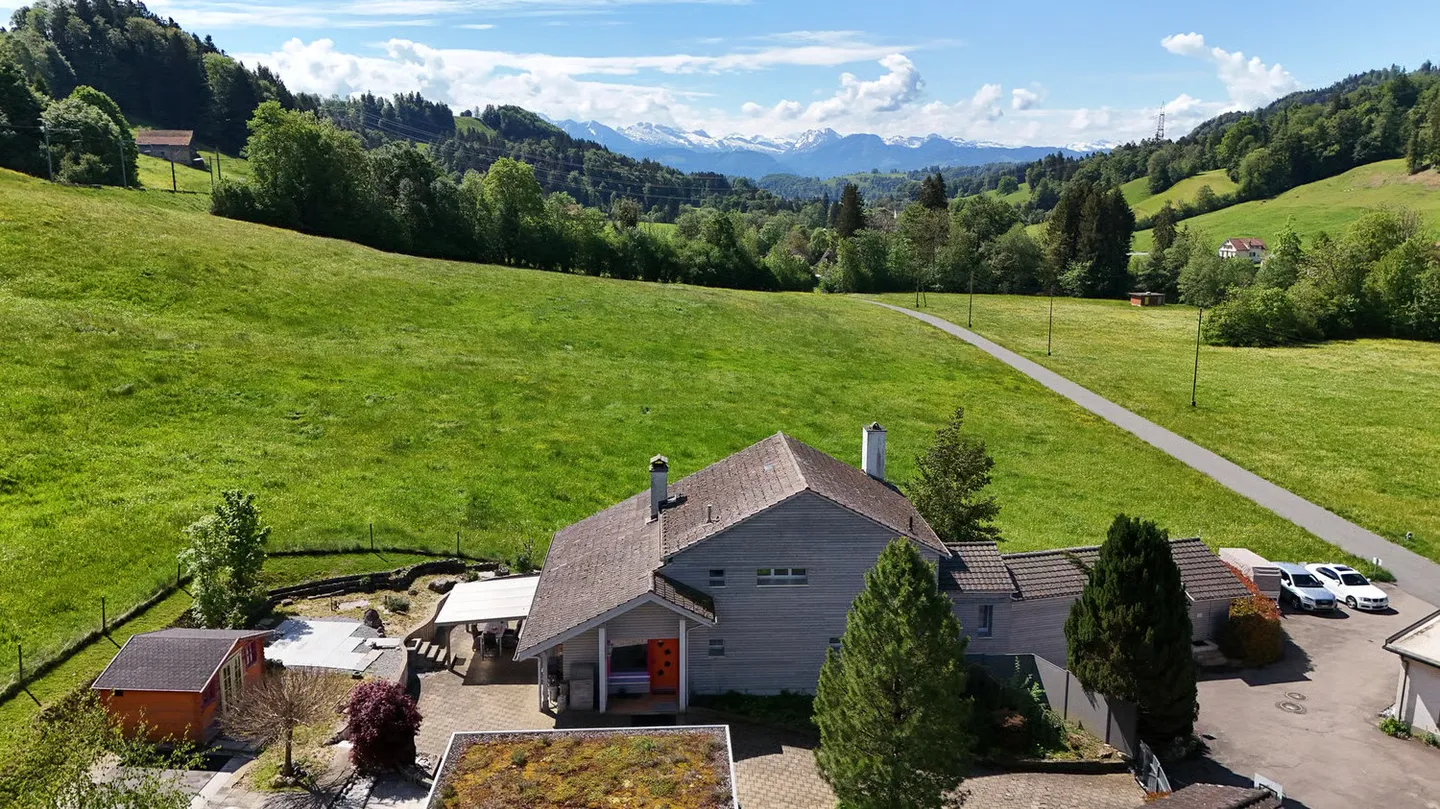 Exclusive Country House Idyl with 3,874 m² of Land, Large Natural Pond and Alpine View - Photo 4 of 24