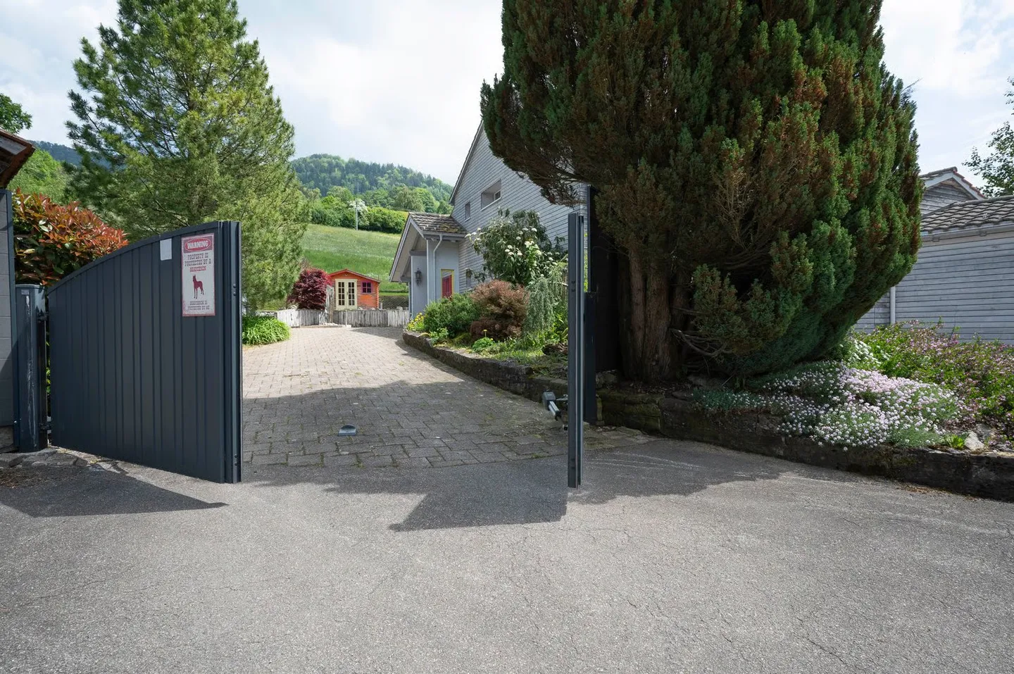 Exclusive Country House Idyl with 3,874 m² of Land, Large Natural Pond and Alpine View - Photo 5 of 24