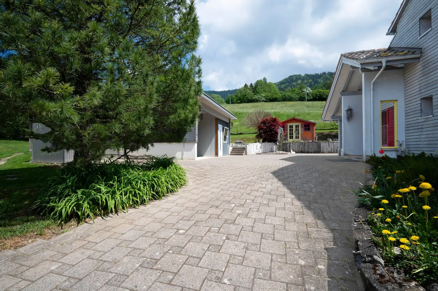 Exclusive Country House Idyl with 3,874 m² of Land, Large Natural Pond and Alpine View - Photo 6 of 24