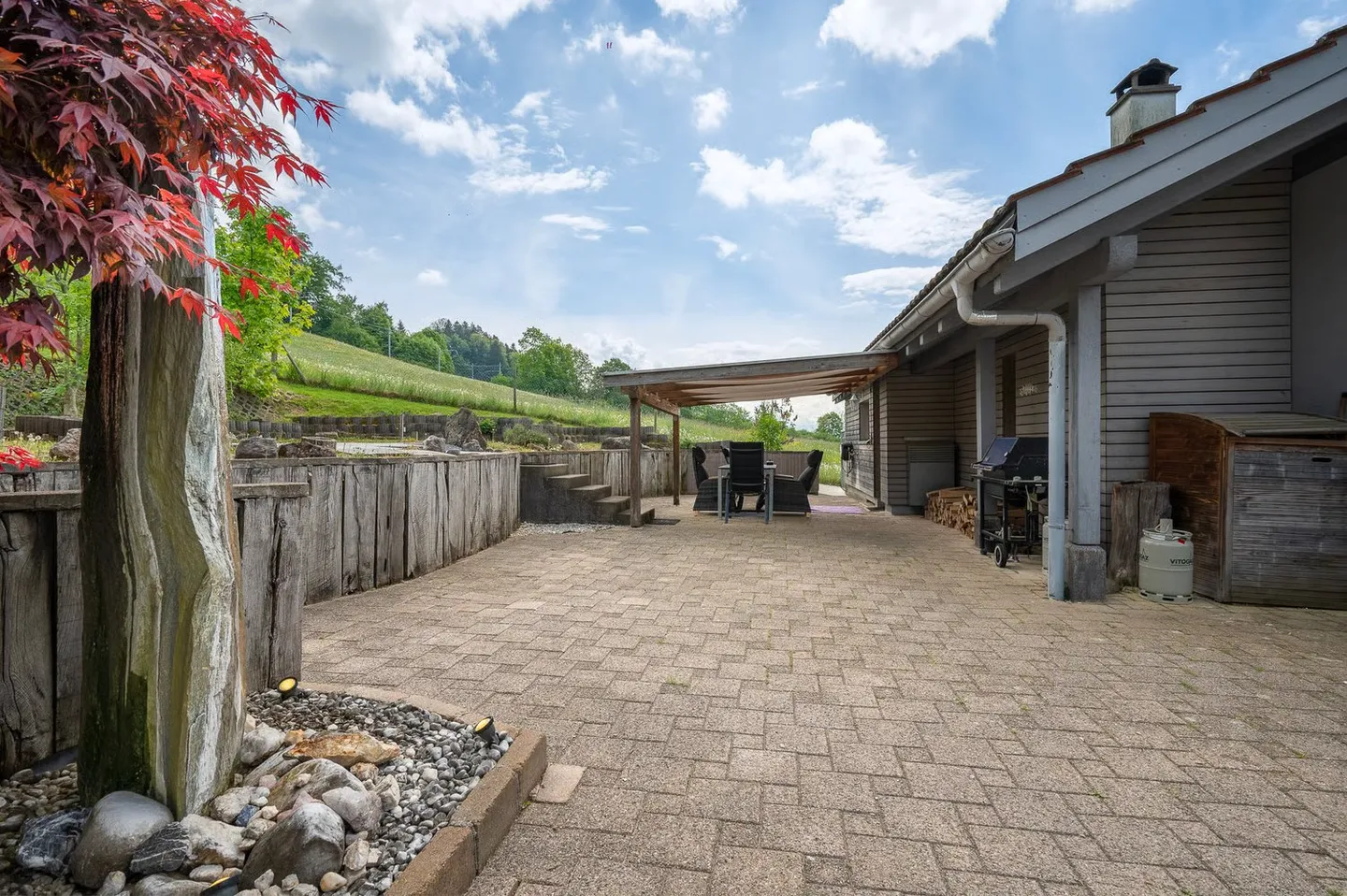 Exclusive Country House Idyl with 3,874 m² of Land, Large Natural Pond and Alpine View - Photo 9 of 24