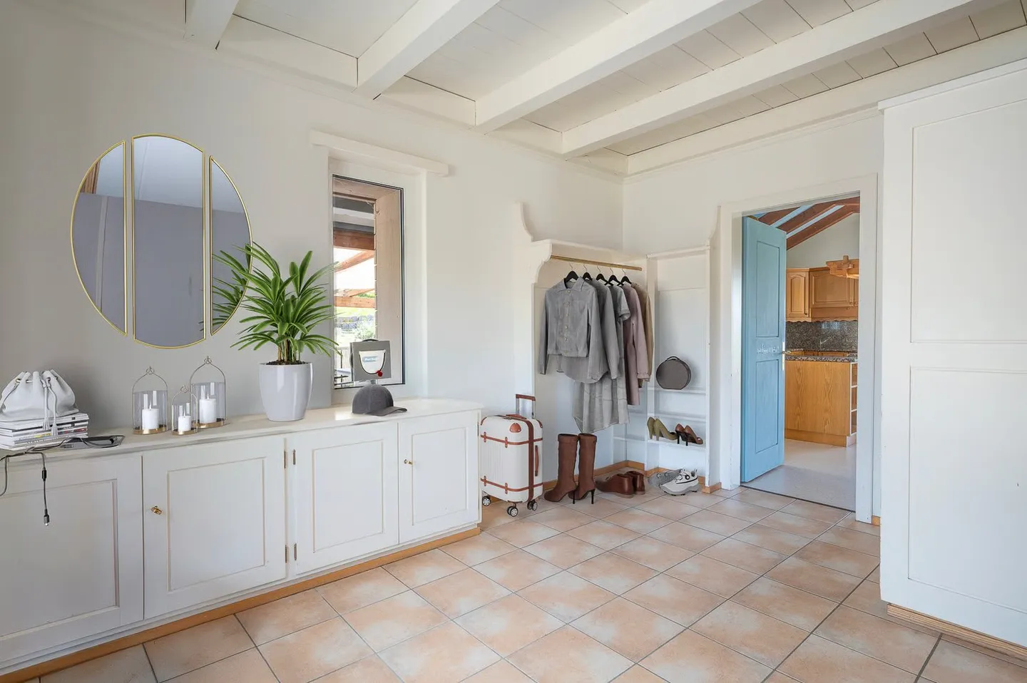 Exclusive Country House Idyl with 3,874 m² of Land, Large Natural Pond and Alpine View - Photo 11 of 24