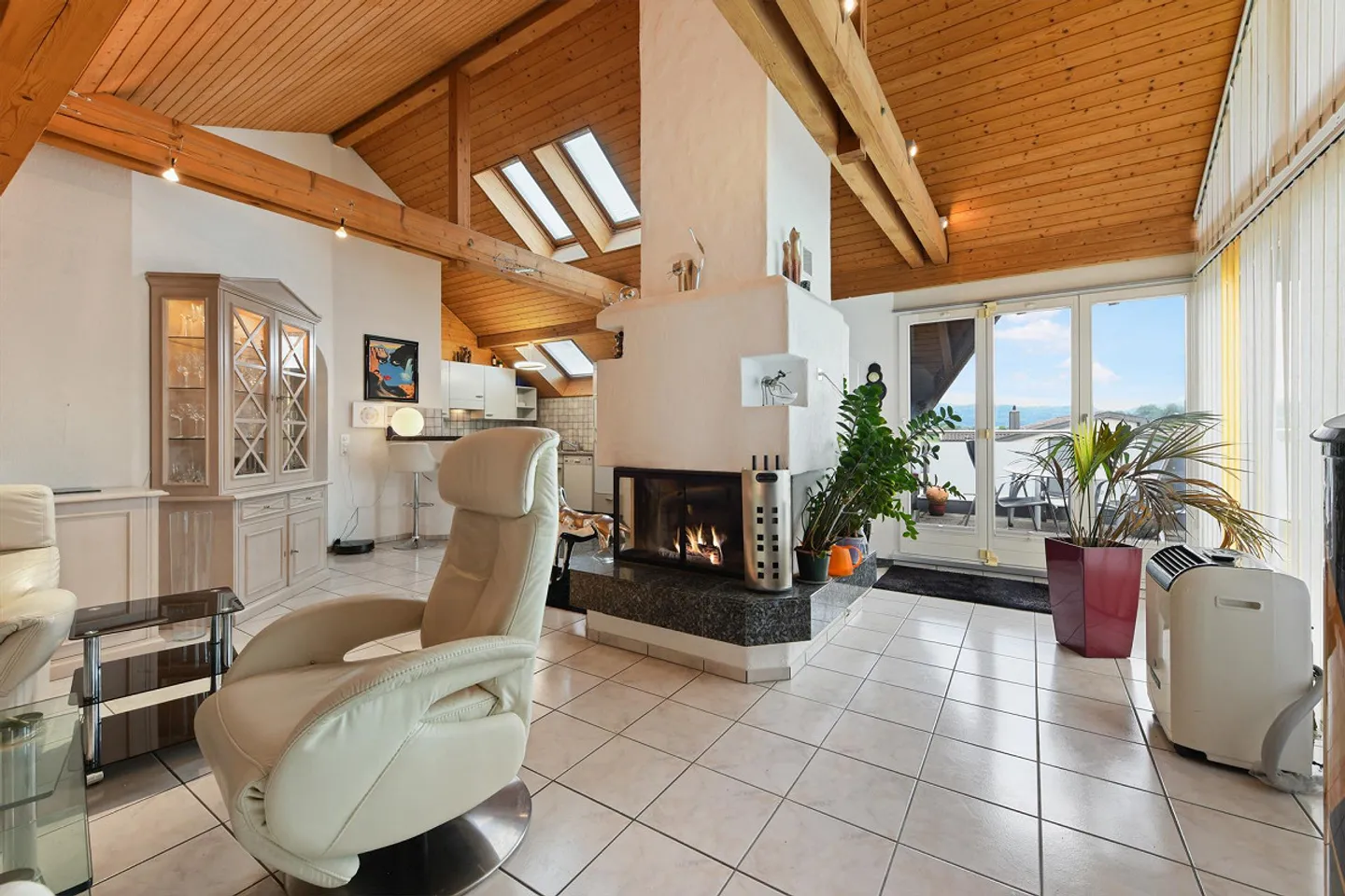 Ampio e luminoso attico con posto auto sotterraneo - Foto 2 di 13