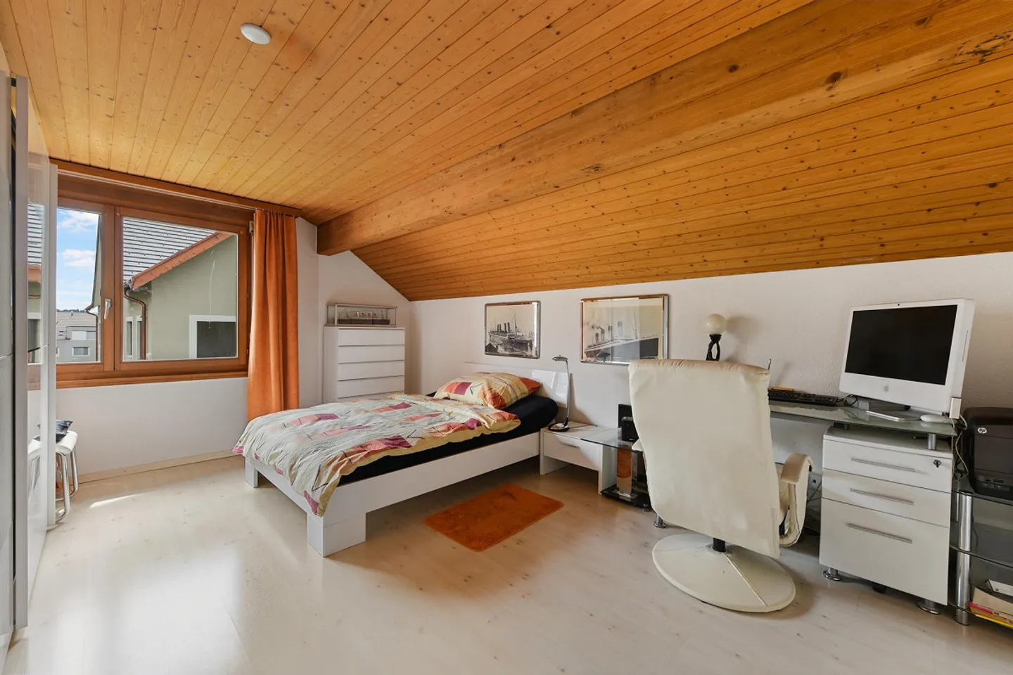 Ampio e luminoso attico con posto auto sotterraneo - Foto 5 di 13