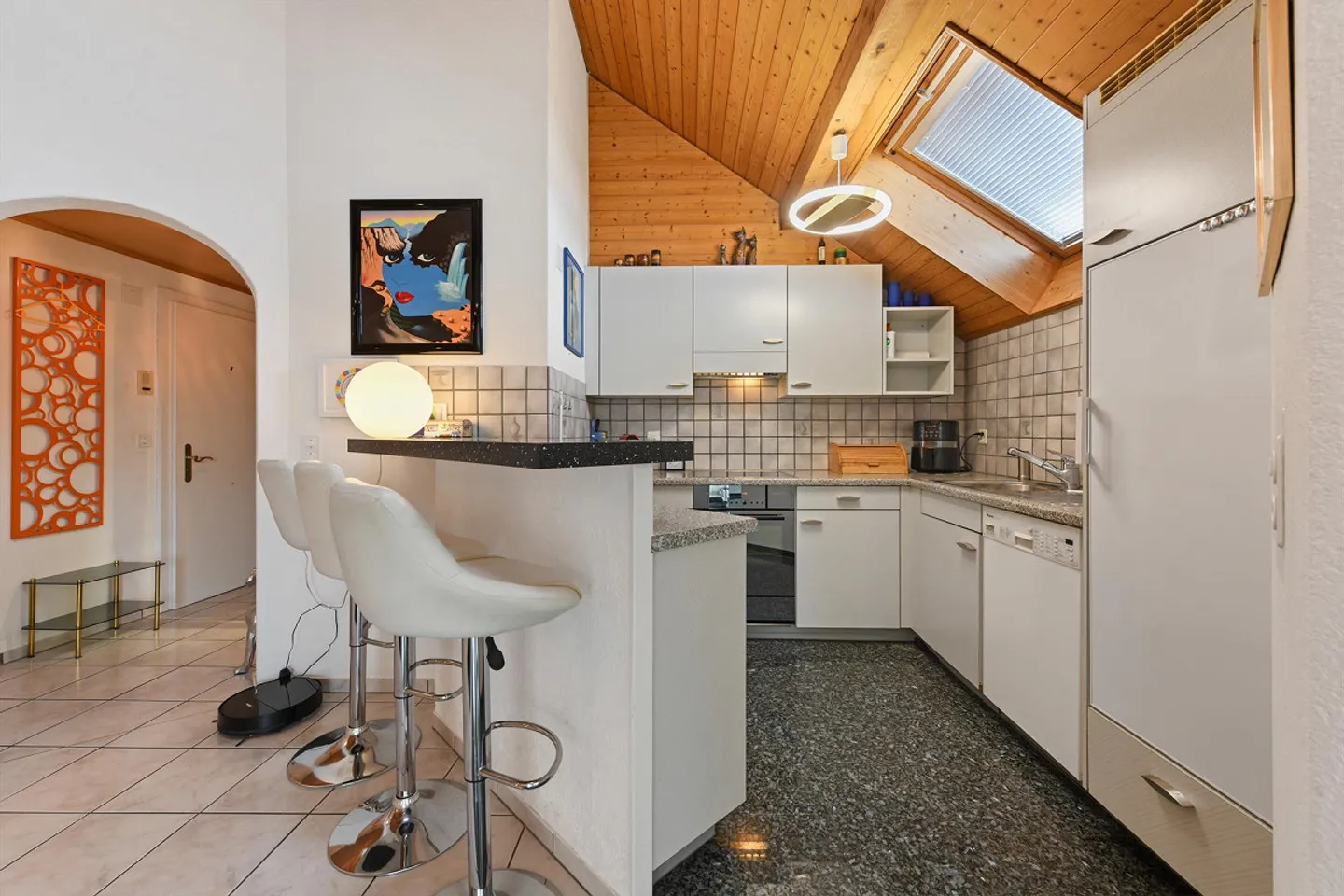 Ampio e luminoso attico con posto auto sotterraneo - Foto 3 di 13