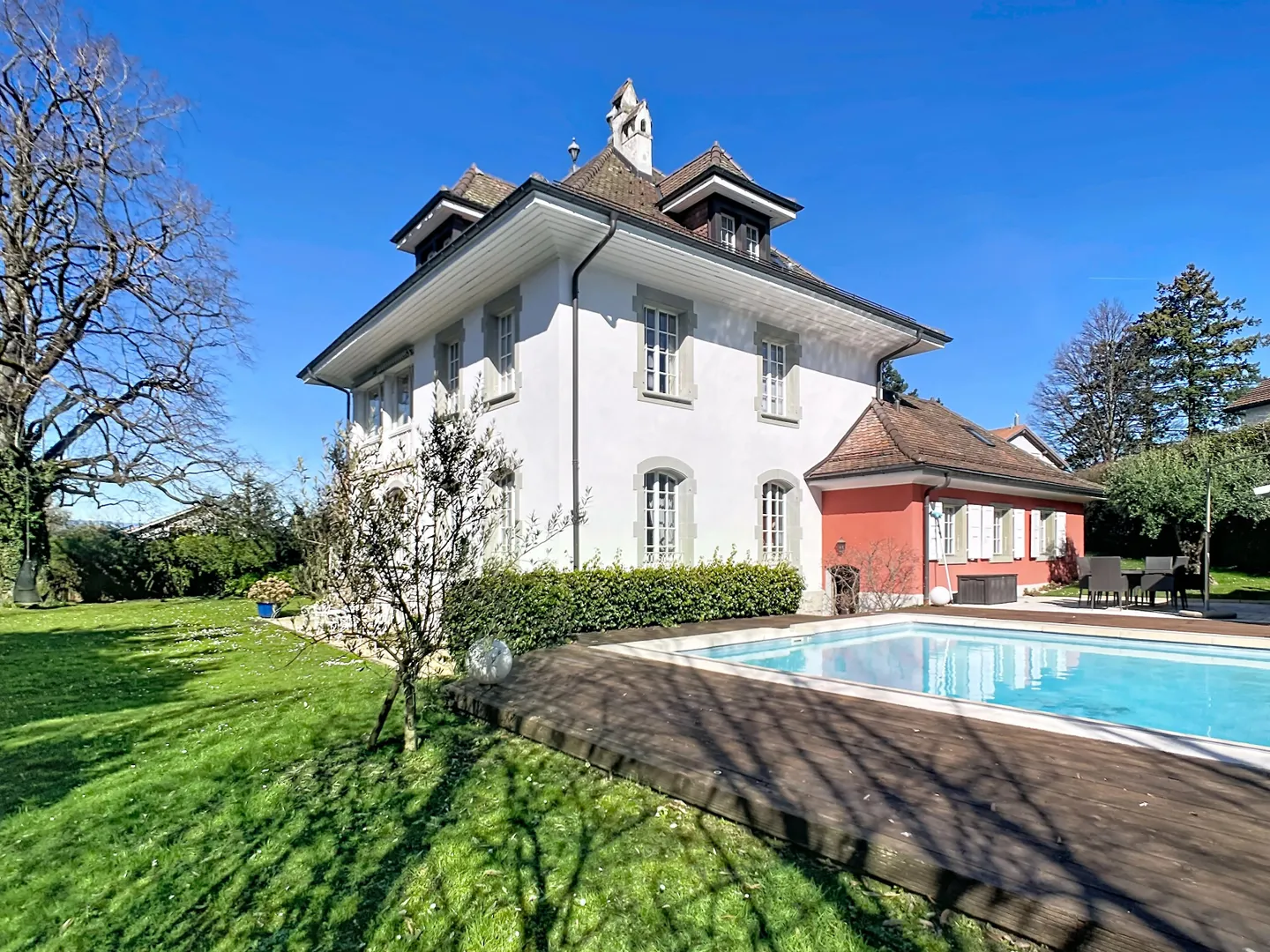 Prestigious villa with swimming pool - Photo 1 of 6