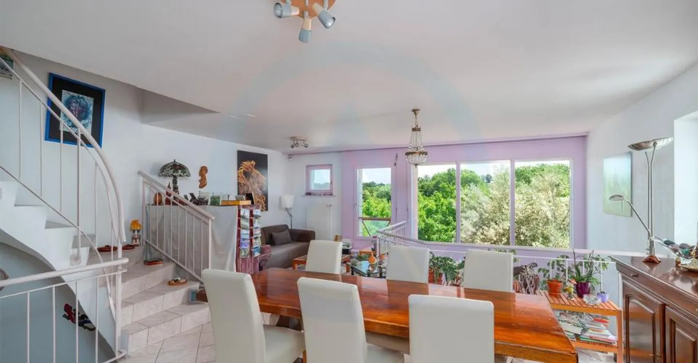 Spacious well-maintained 5.5-room house with garden two minutes from Aubonne - Photo 3 of 11