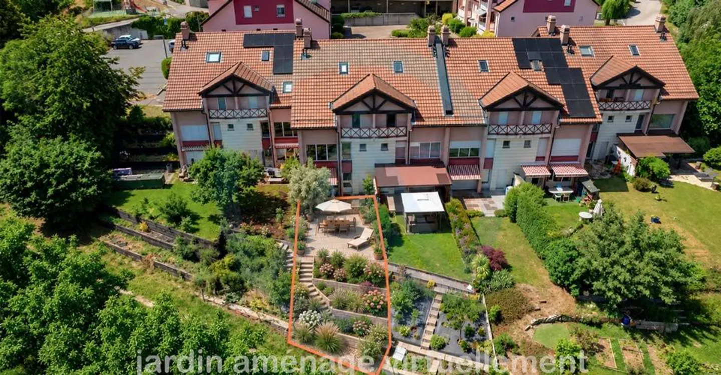 Spacious well-maintained 5.5-room house with garden two minutes from Aubonne - Photo 1 of 11