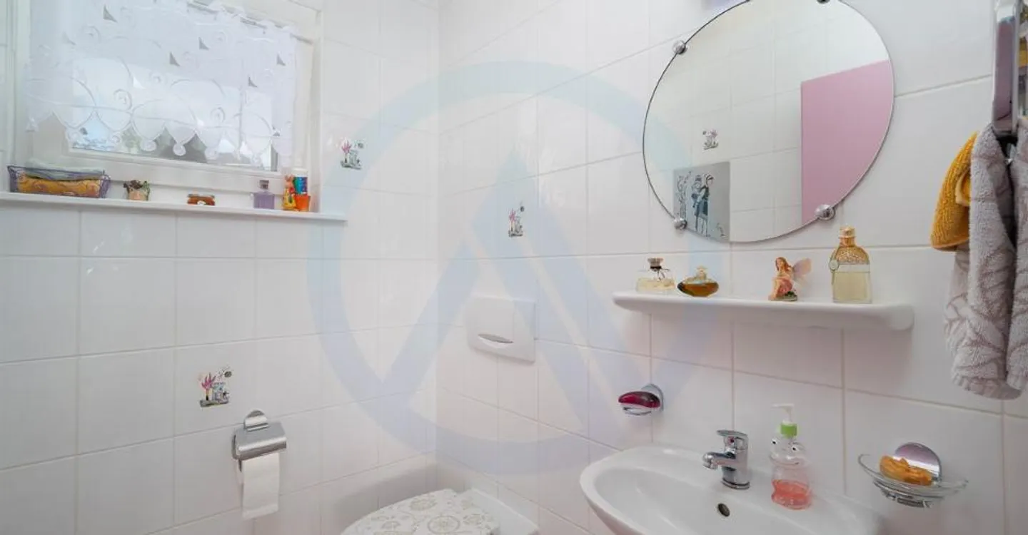 Spacious well-maintained 5.5-room house with garden two minutes from Aubonne - Photo 6 of 11
