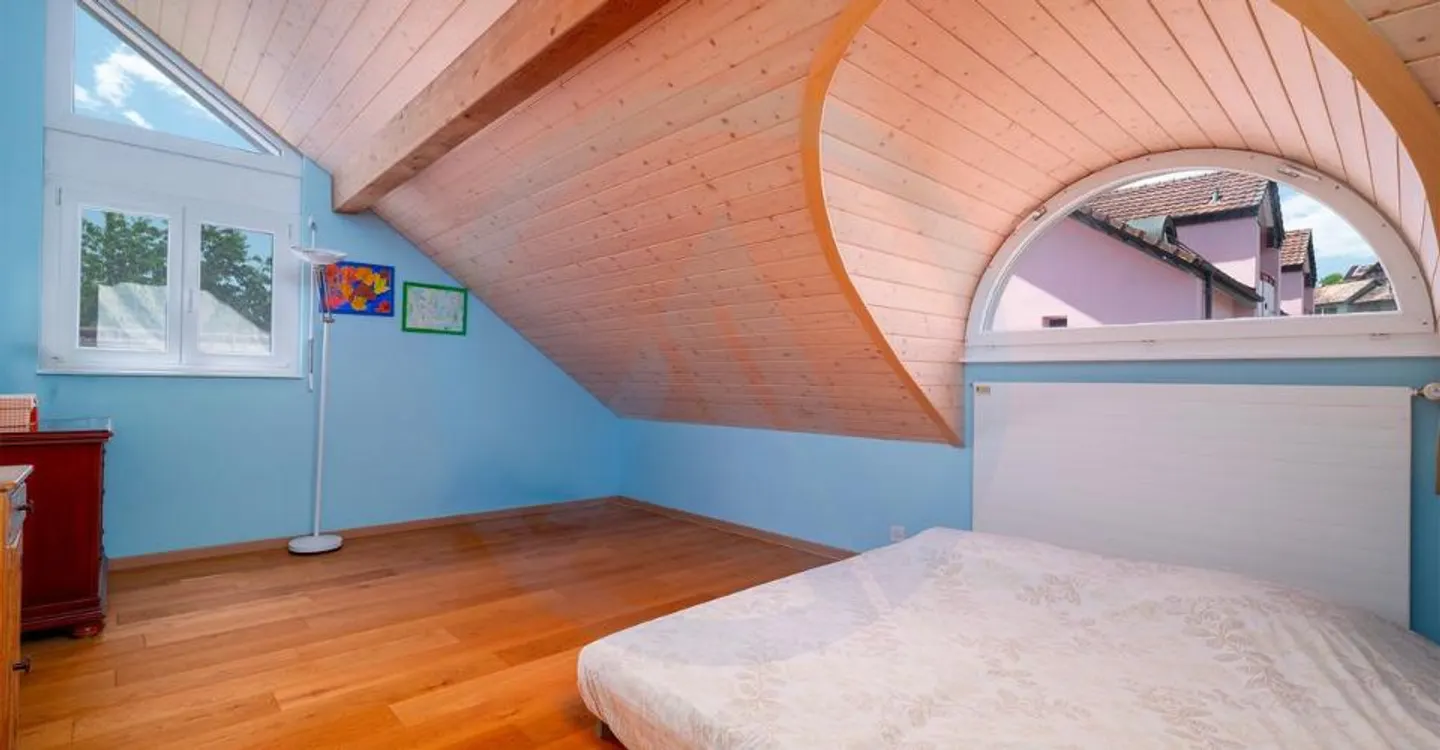 Spacious well-maintained 5.5-room house with garden two minutes from Aubonne - Photo 8 of 11